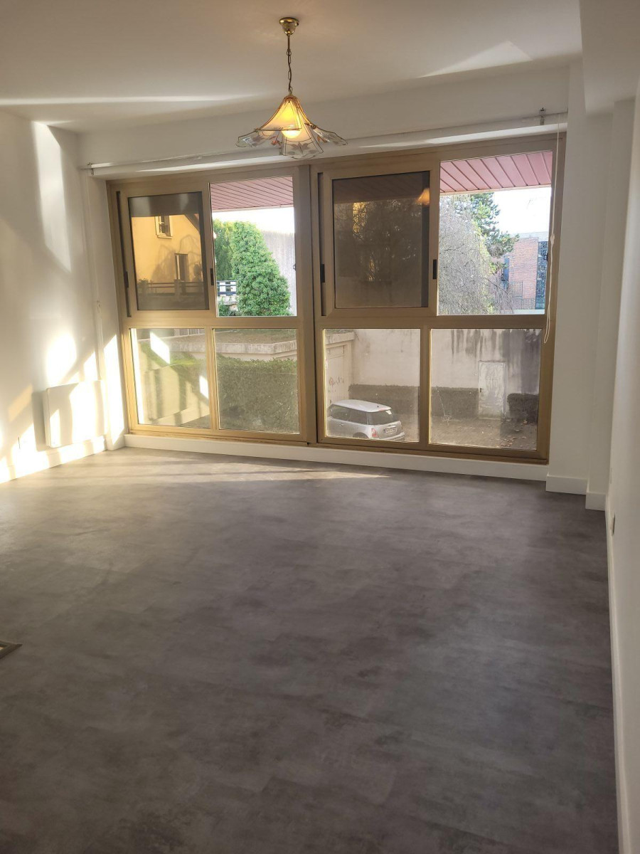 
                                                Location
                                                 Joli studio refait a neuf en centre ville.