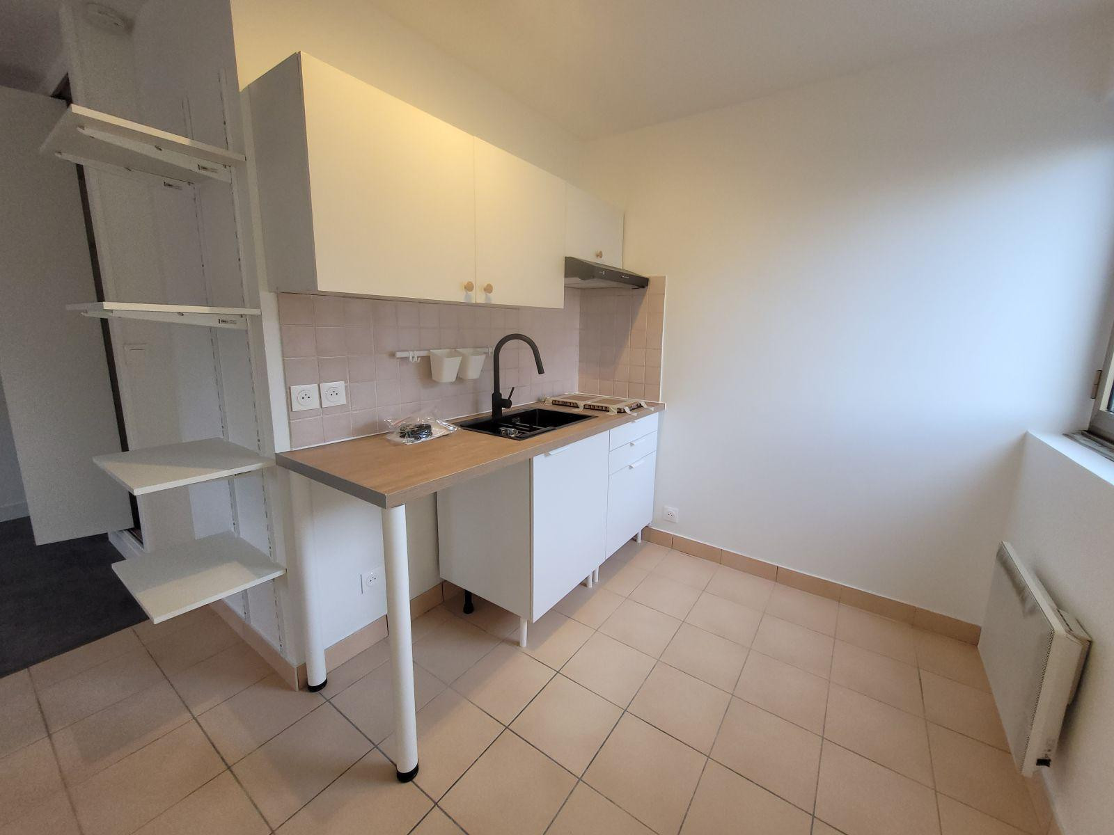 
                                                Location
                                                 Joli studio refait a neuf en centre ville.