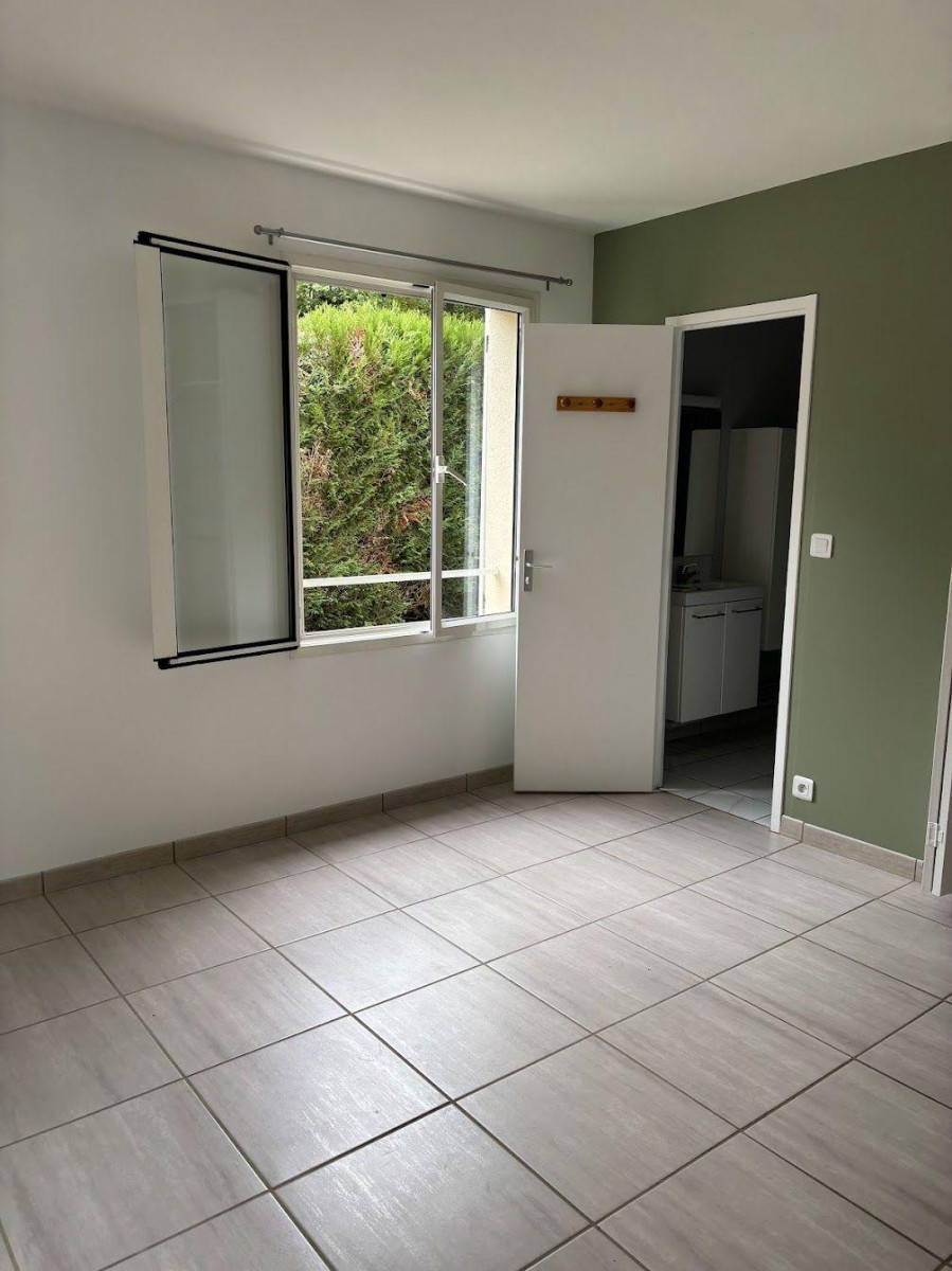 
                                                Location
                                                 Joli studio rénové