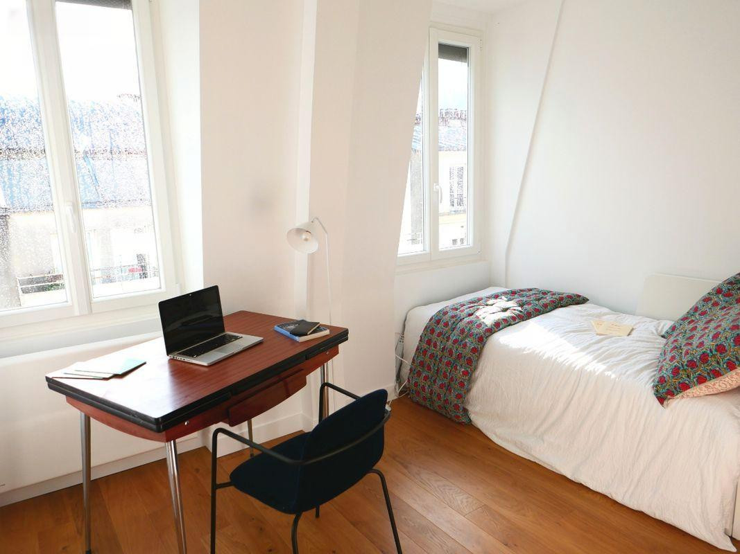 
                                                Location
                                                 Joli studio rénové à Belleville