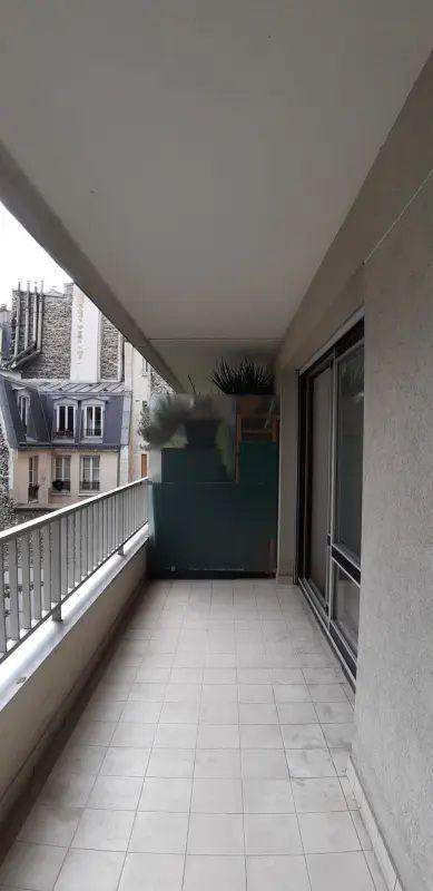 
                                                Location
                                                 Joli studio, résidence sécurisée, grand balcon