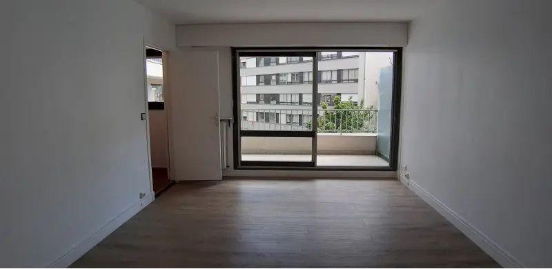 
                                                Location
                                                 Joli studio, résidence sécurisée, grand balcon