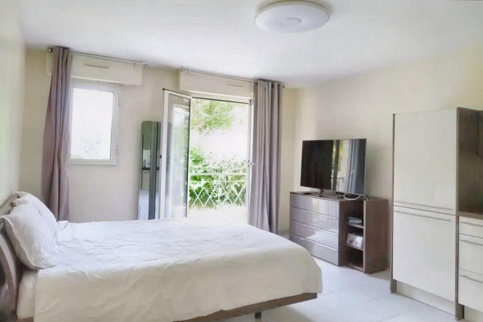 
                                                Location
                                                 Joli studio, situé le long des bords de marne