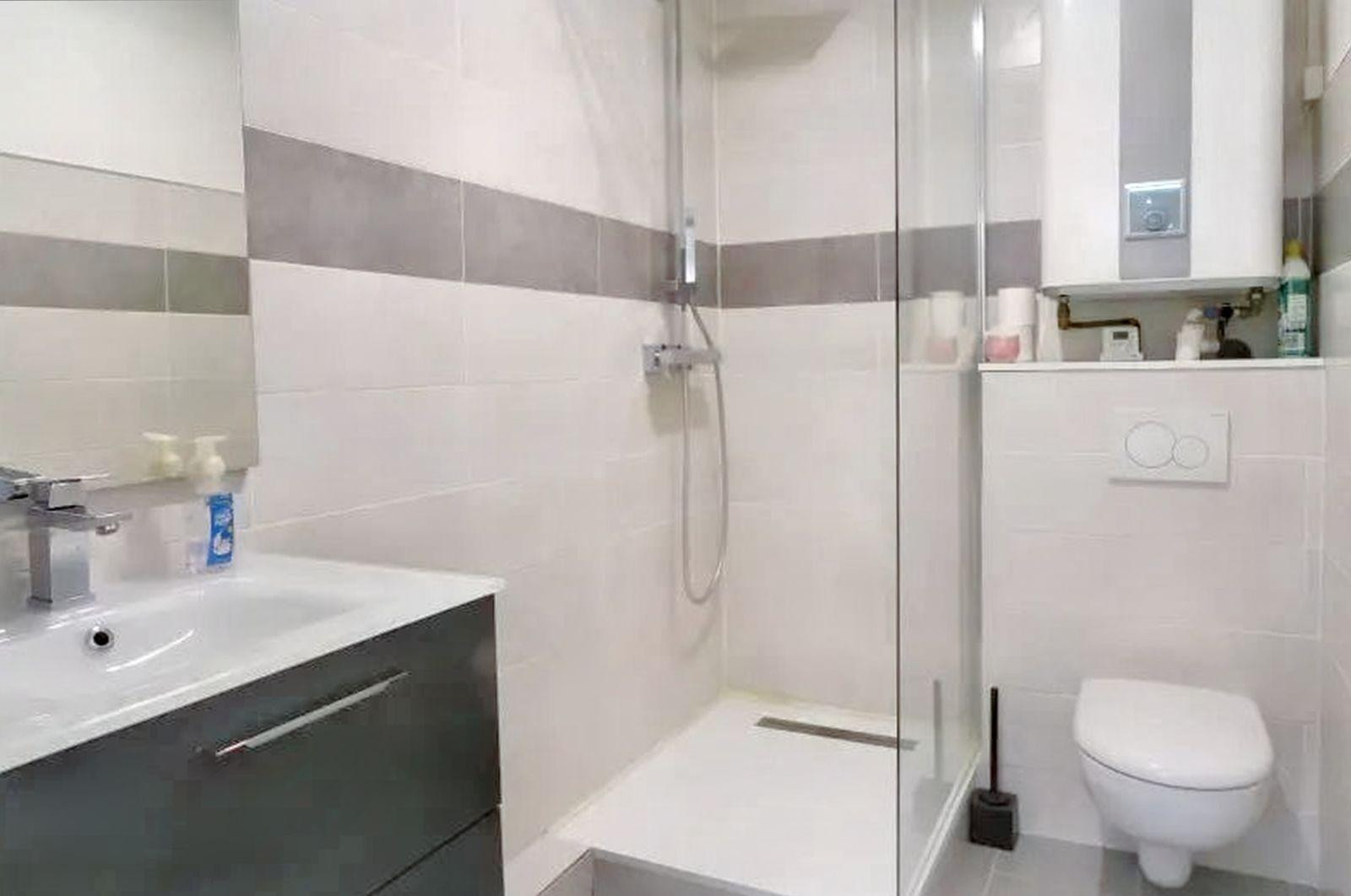 
                                                Location
                                                 Joli studio, situé le long des bords de marne