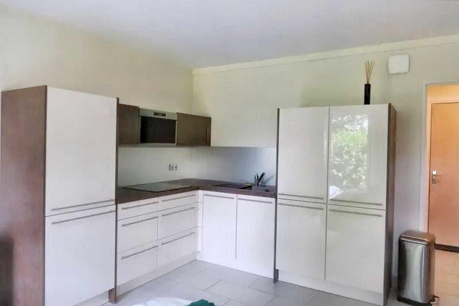 
                                                Location
                                                 Joli studio, situé le long des bords de marne
