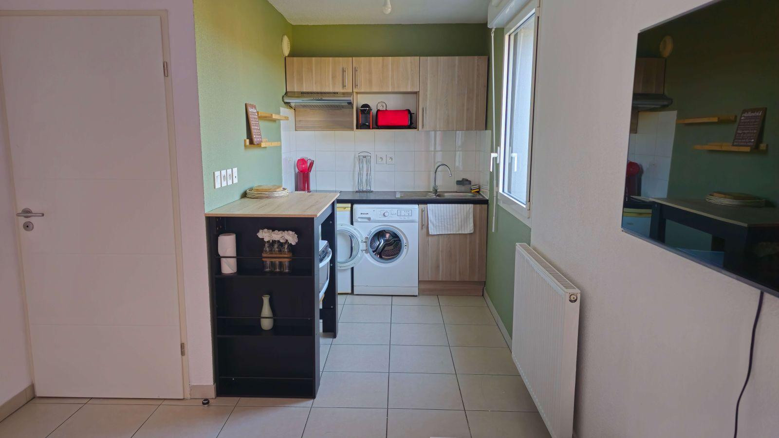 
                                                Location
                                                 Joli studio tout equipé au pied du metro