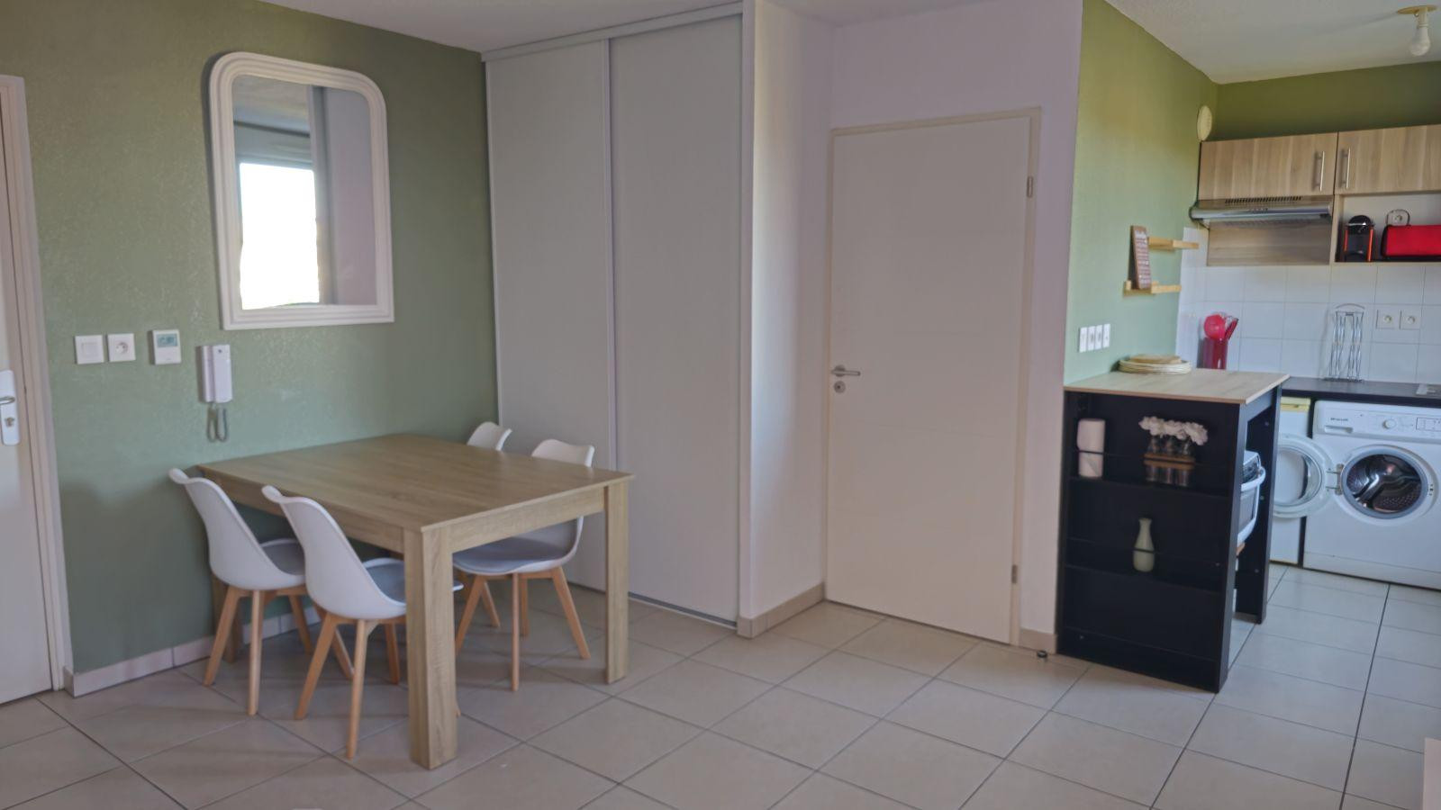 
                                                Location
                                                 Joli studio tout equipé au pied du metro