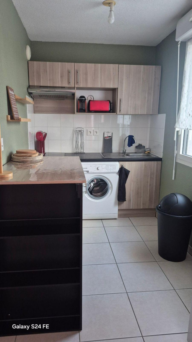 
                                                Location
                                                 Joli studio tout equipé au pied du metro