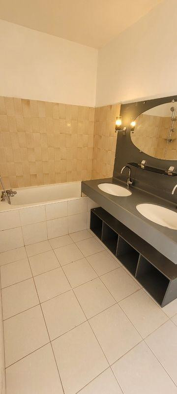 
                                                Location
                                                 Joli T2 avec balcon salle de bain  cuisine  WC sép