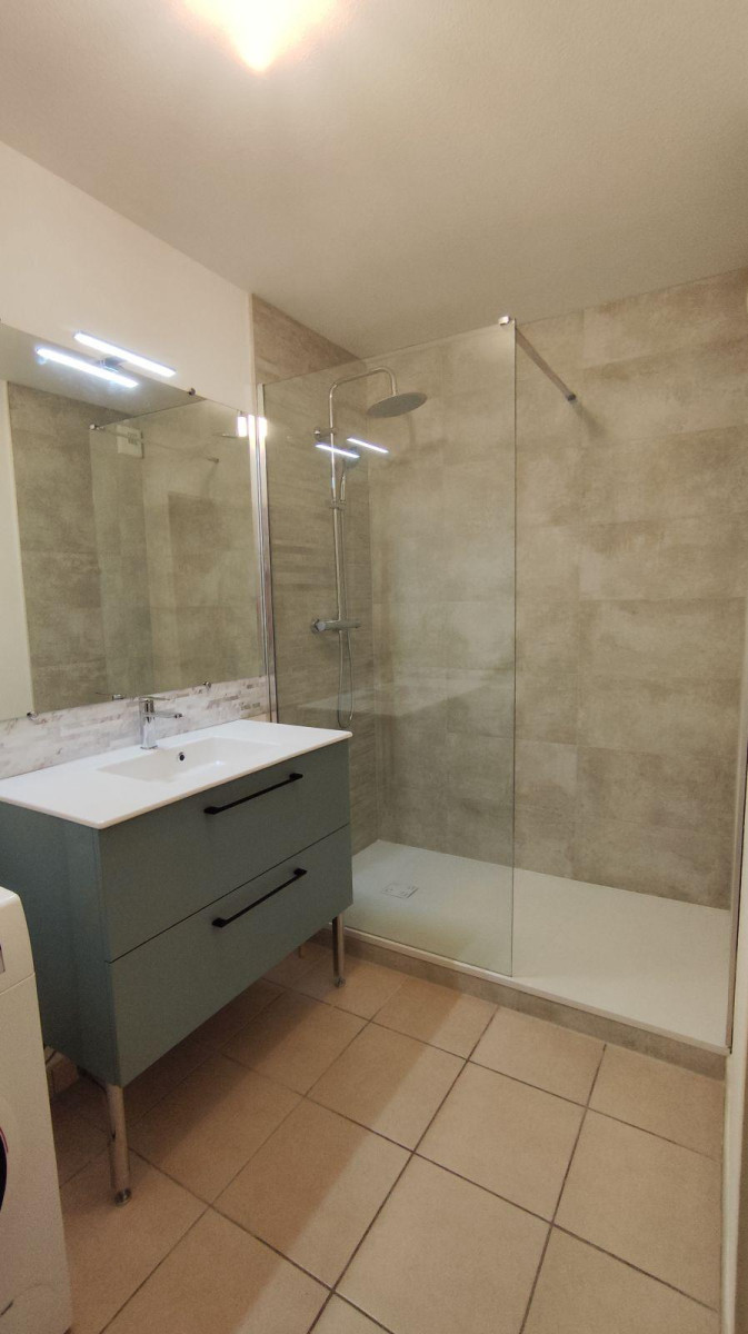 
                                                Location
                                                 Joli T2 avec piscine, balcon et parking