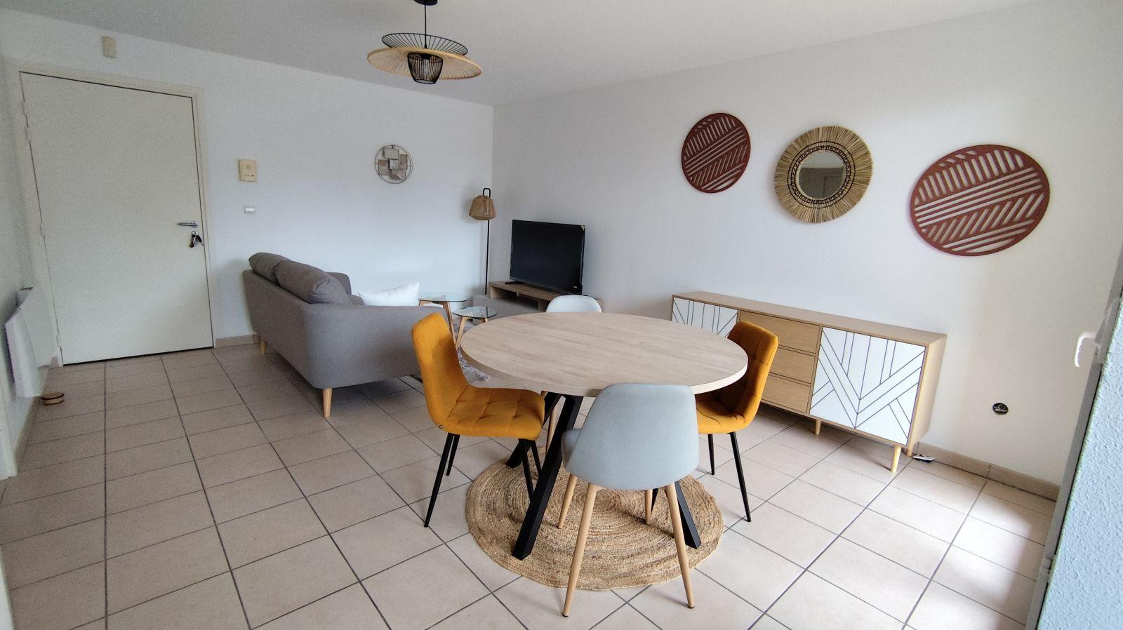 
                                                Location
                                                 Joli T2 avec piscine, balcon et parking
