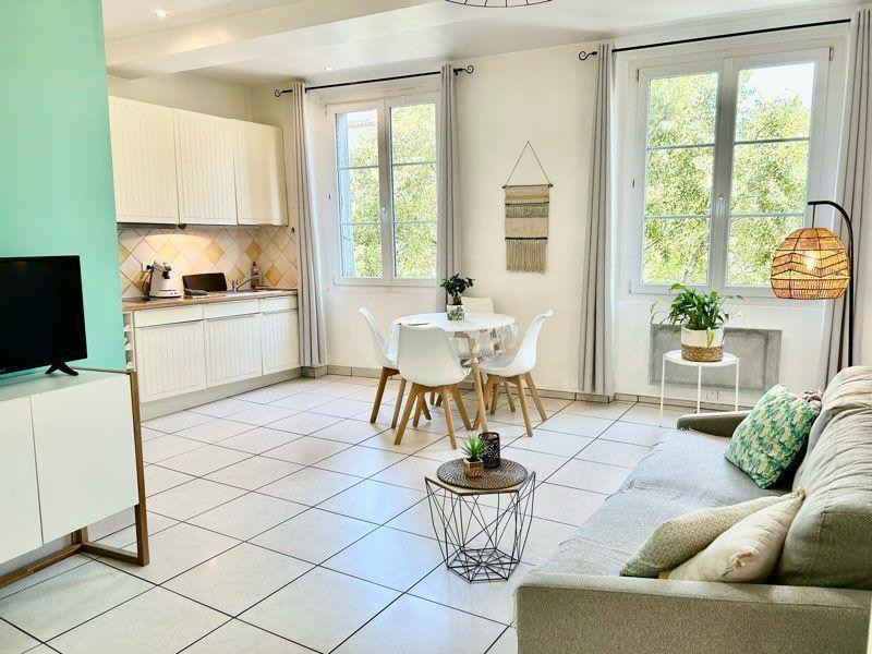 
                                                Location
                                                 Joli T2 climatisé 50 m2 plein centre Marseille