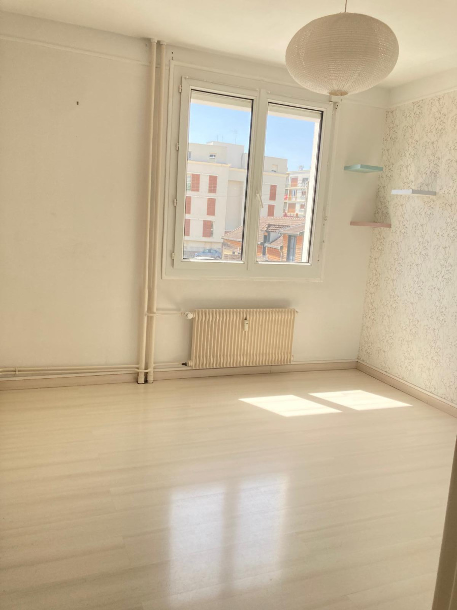 
                                                Location
                                                 Joli T3 de 60m2 traversant et avec cuisine équipée