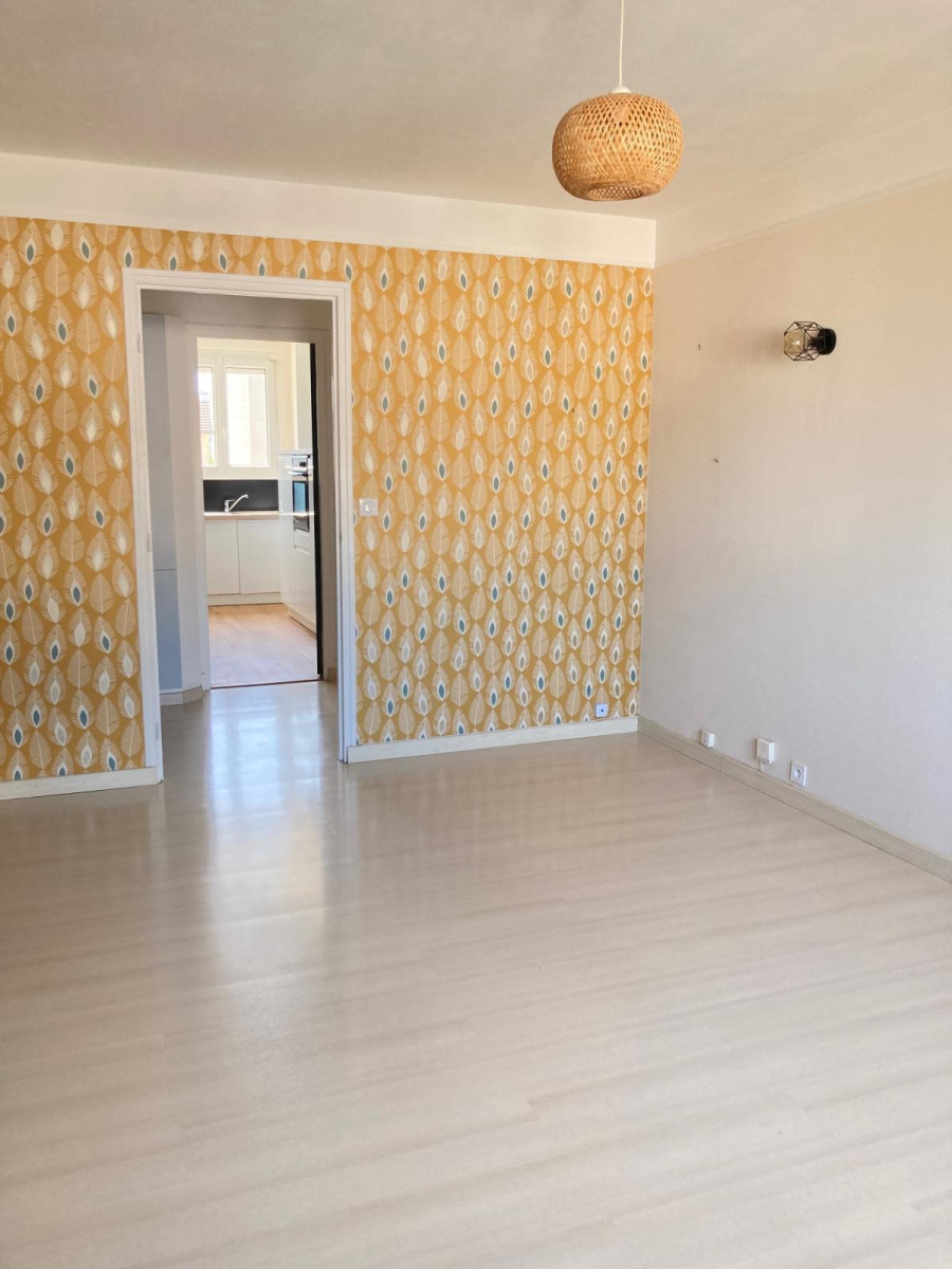 
                                                Location
                                                 Joli T3 de 60m2 traversant et avec cuisine équipée