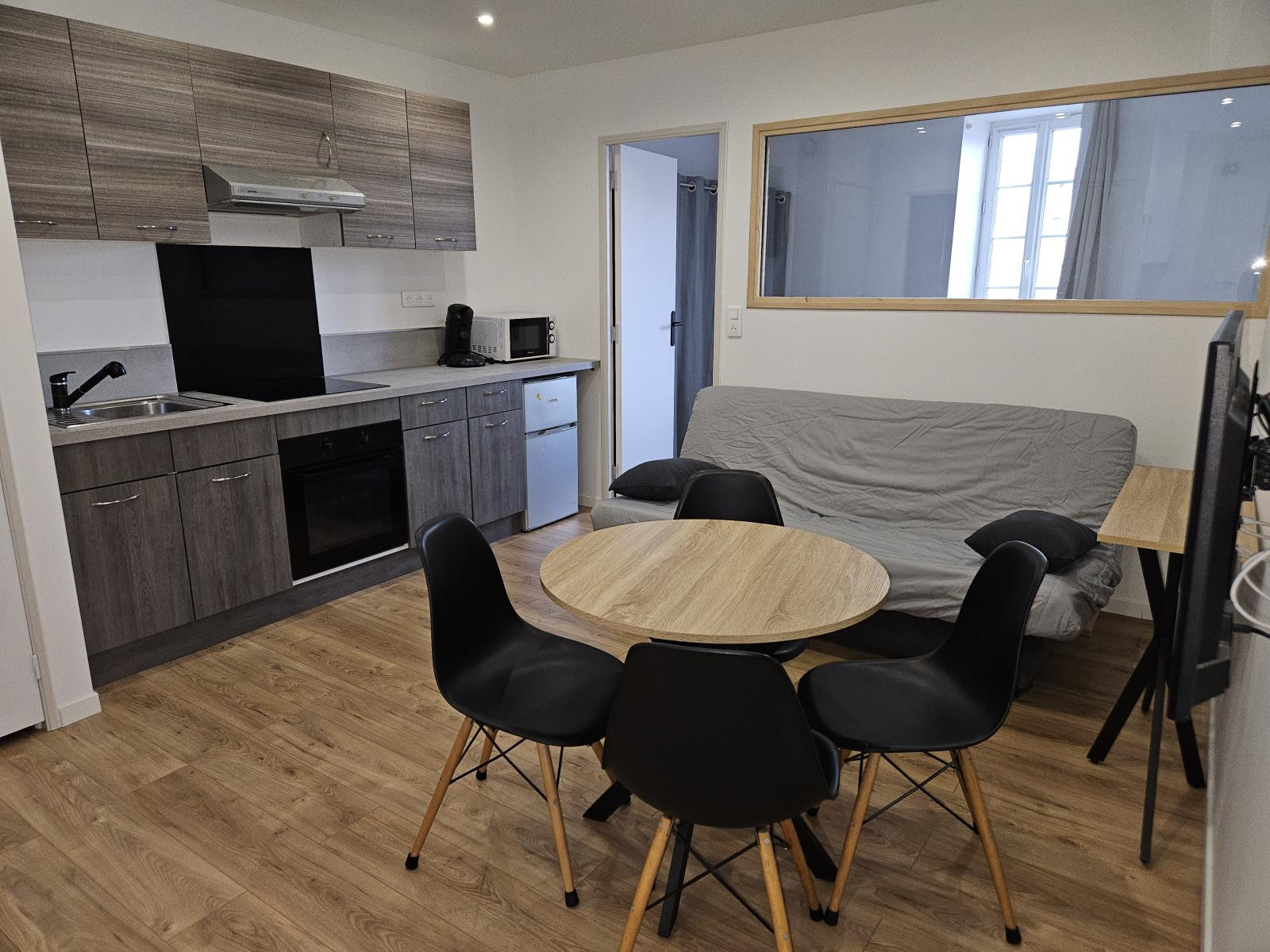 
                                                Location
                                                 Jolie appartement T2 tout meublé