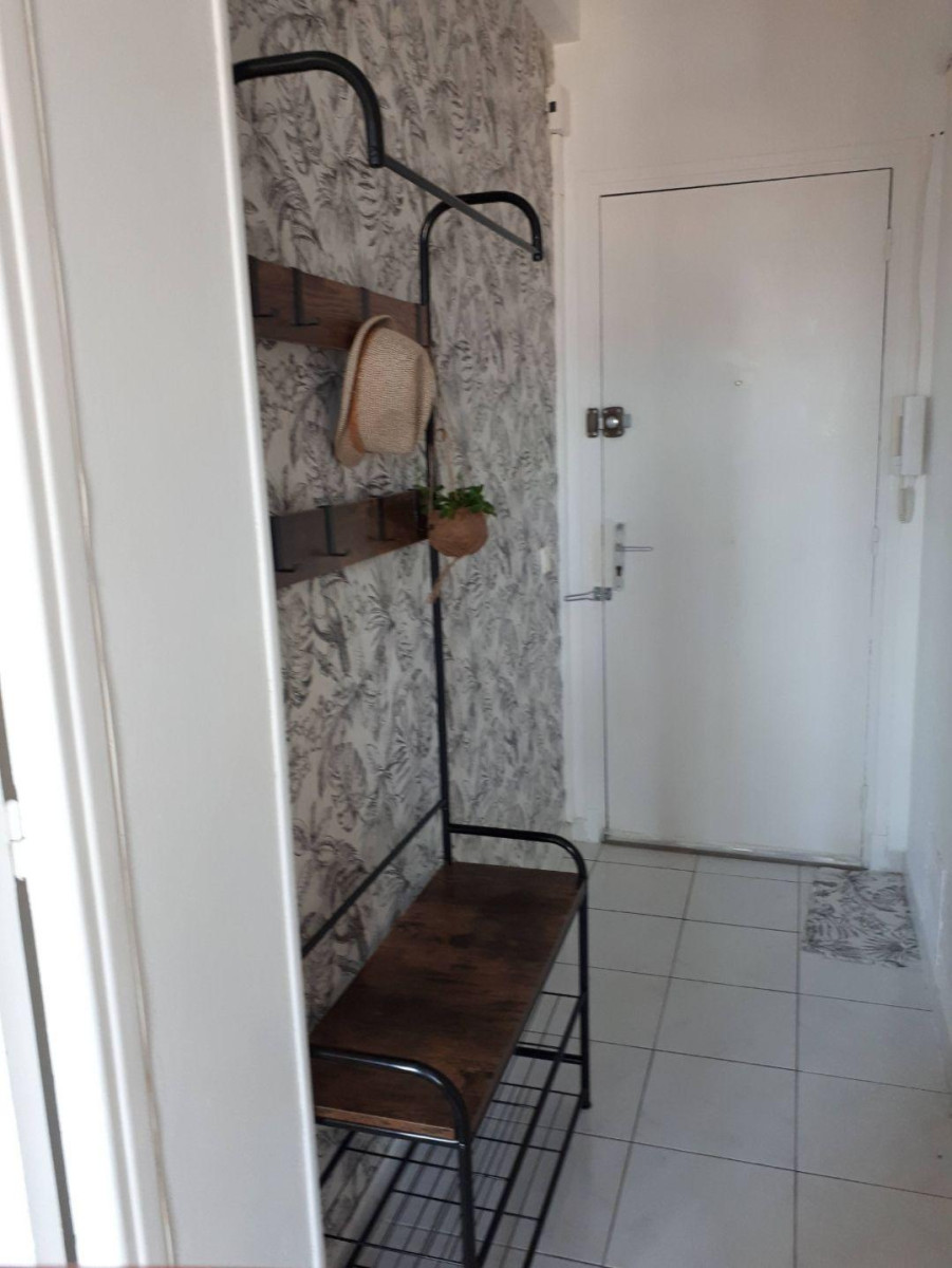 
                                                Colocation
                                                 Jolie chambre parquetée sans vis à vis,  balcon