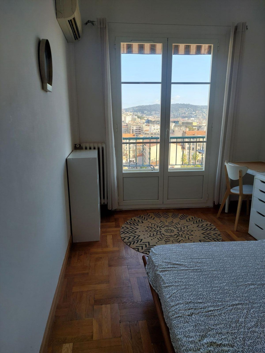 
                                                Colocation
                                                 Jolie chambre parquetée sans vis à vis,  balcon