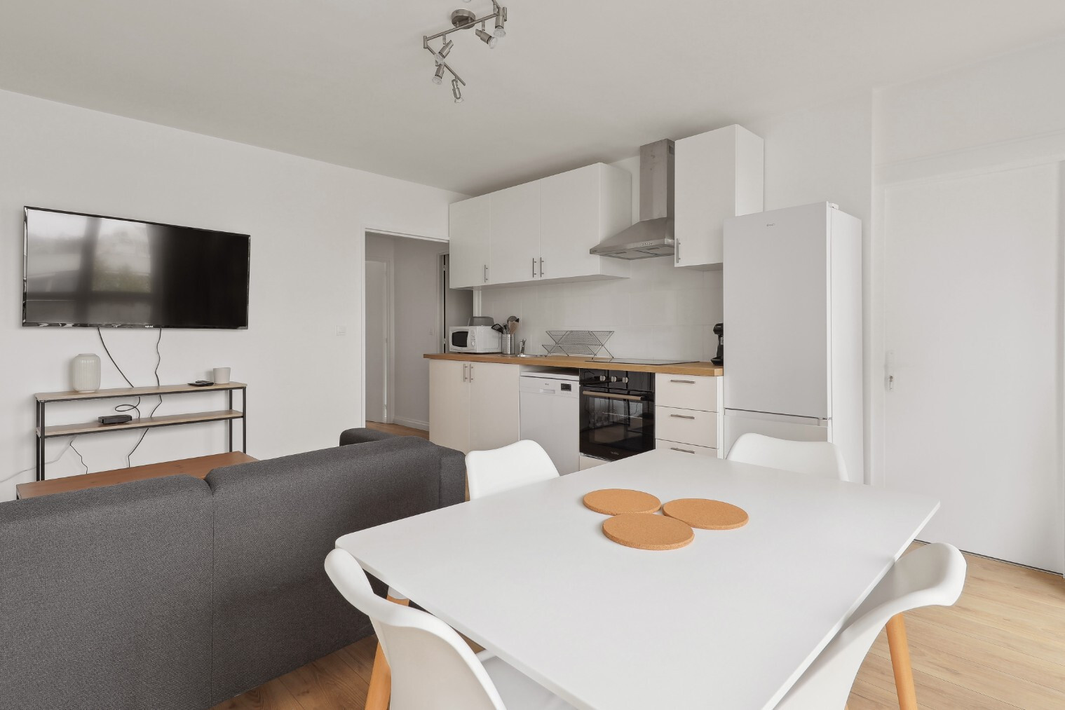 
                                                Colocation
                                                 Jolie colocation refaite à neuf