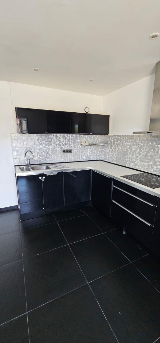 
                                                Location
                                                 Jolie maison dans quartier tranquille.