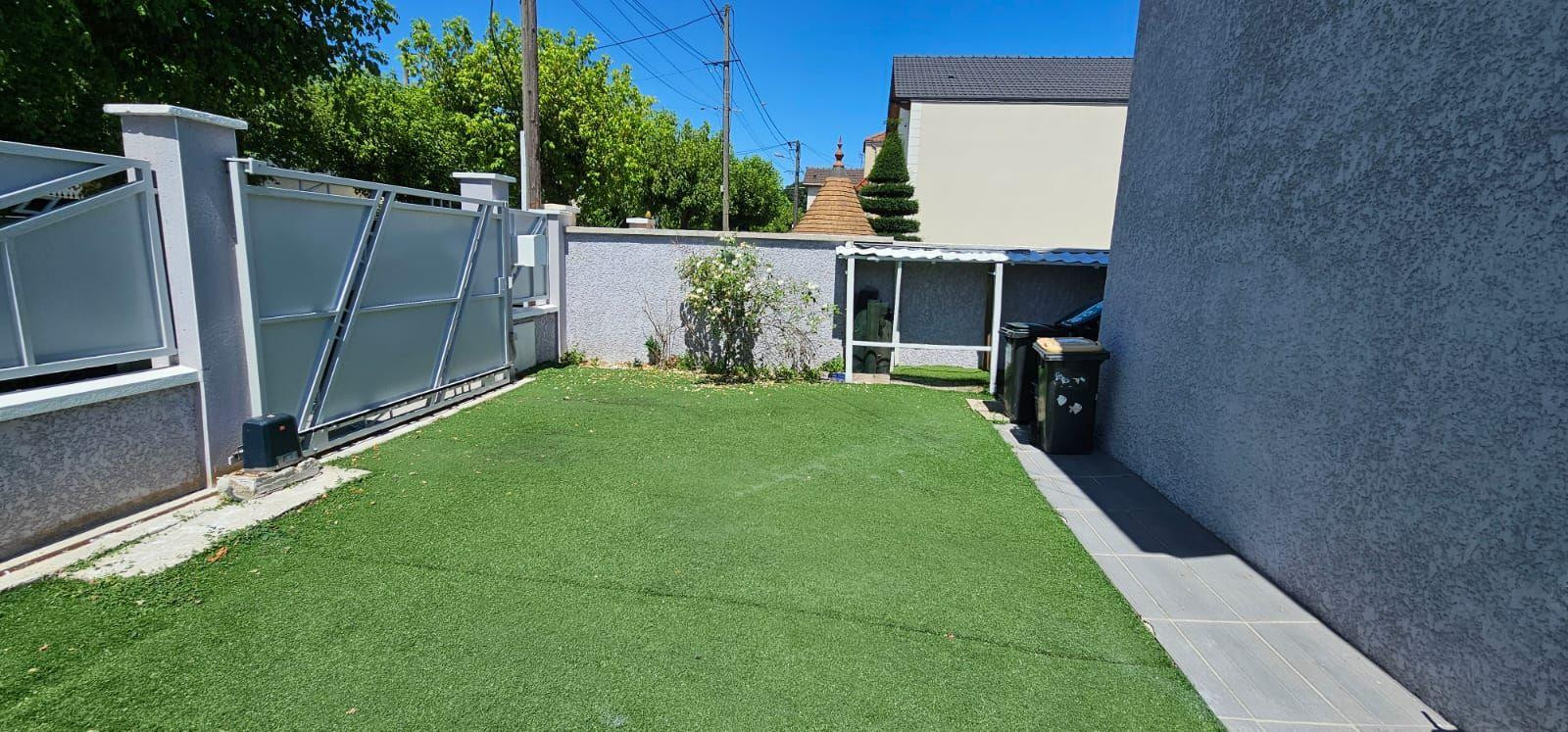 
                                                Location
                                                 Jolie maison dans quartier tranquille.