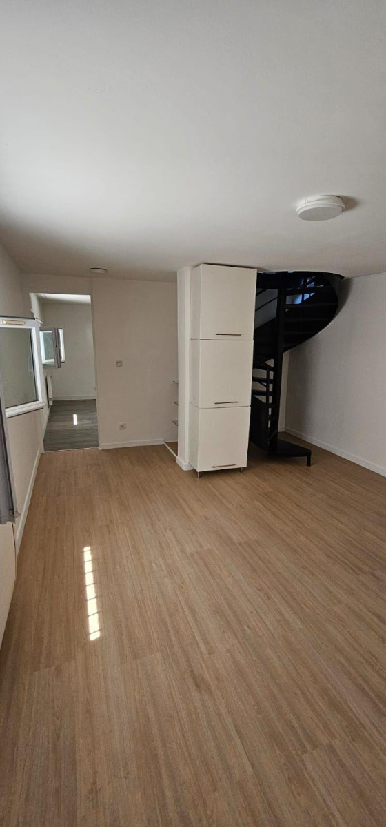 
                                                Location
                                                 Jolie maison dans quartier tranquille.