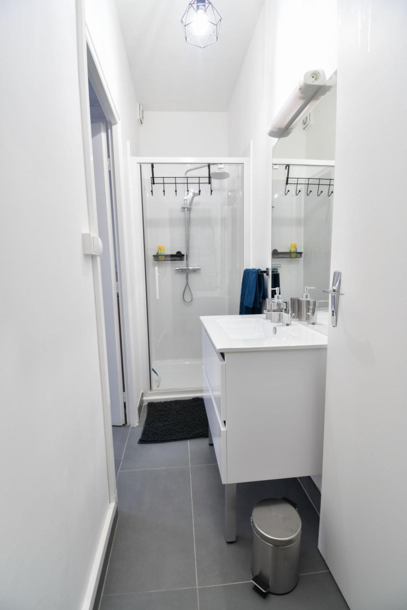 
                                                Location
                                                 Jolie Studio Hypercentre