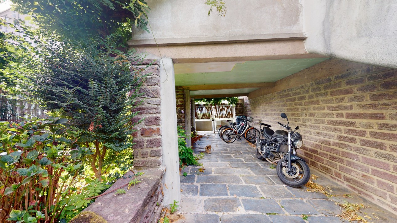 
                                                Location
                                                 Ker Laf