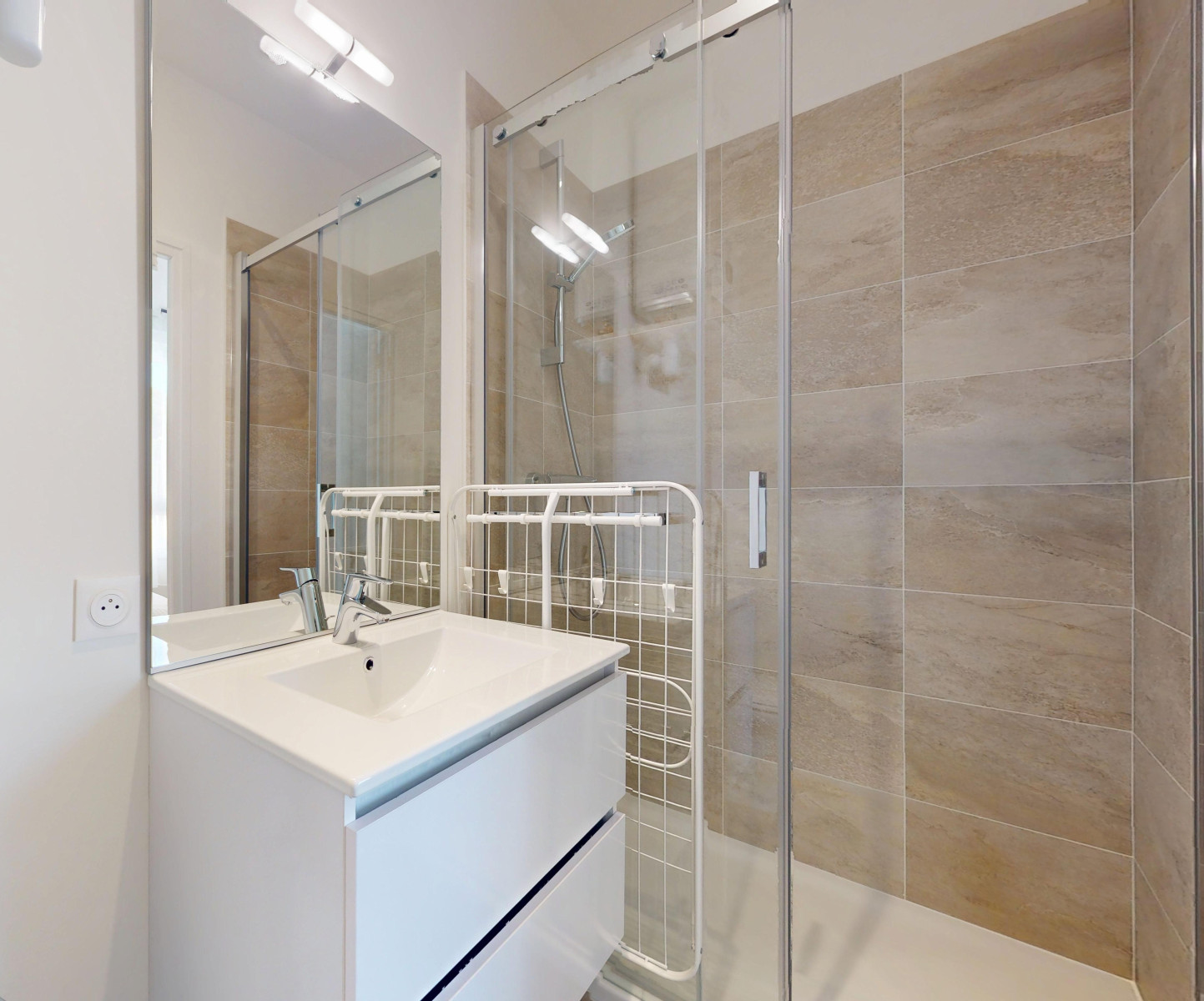 
                                                Colocation
                                                 KER SAENS 4