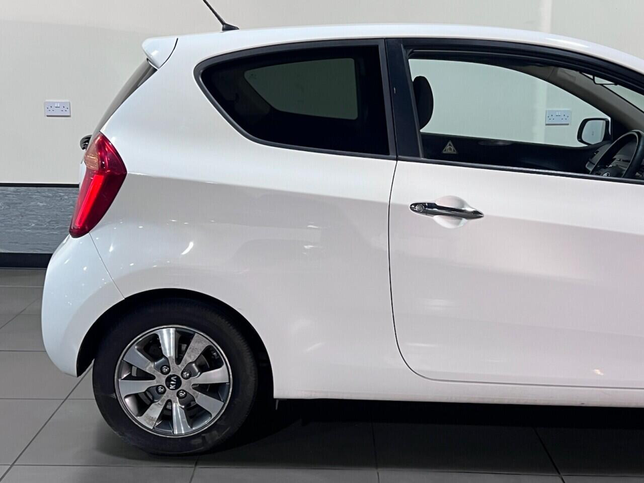 Voiture
                                                 KIA Picanto 1.0 SR7 Hatchback 3dr Petrol Manual Euro 6 (65 bhp)