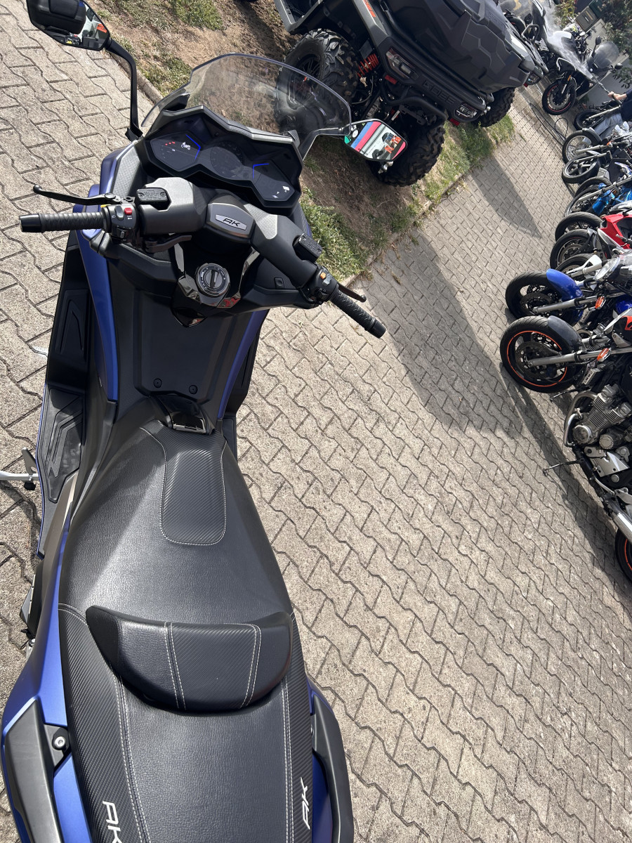 
                                                Moto - Scooter
                                                 KYMCO AK 550 – VERSION TOURING – BLEU MAT – 10 160 KM – GARANTIE 3 MOIS 2021