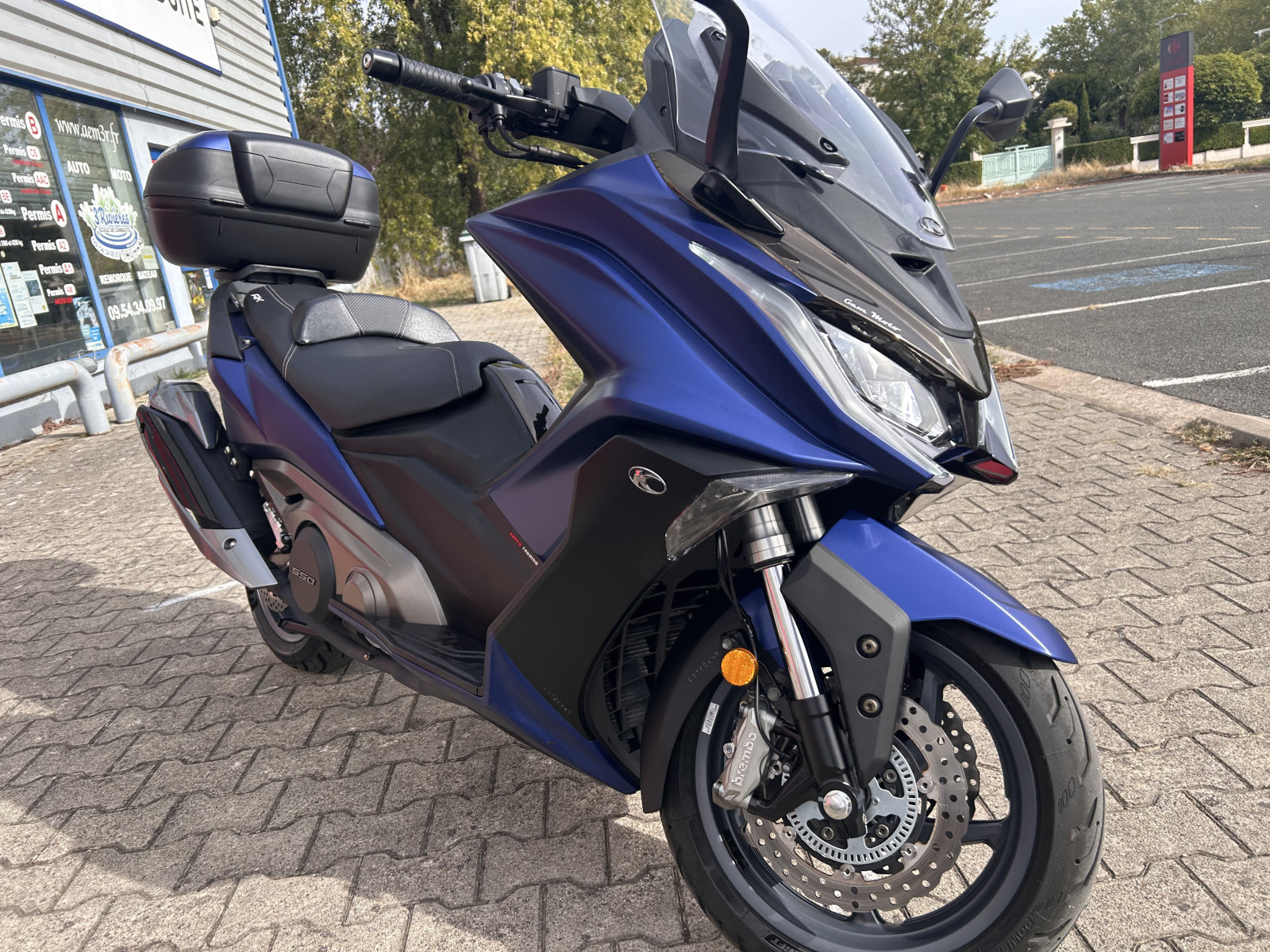 
                                                Moto - Scooter
                                                 KYMCO AK 550 – VERSION TOURING – BLEU MAT – 10 160 KM – GARANTIE 3 MOIS 2021