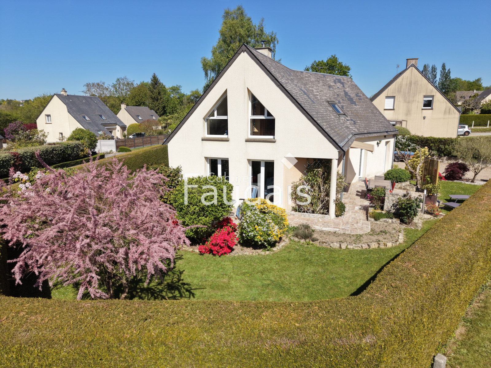 
                                                Vente
                                                 La BARRE de SEMILLY Maison avec vie de plain pied et jardin 