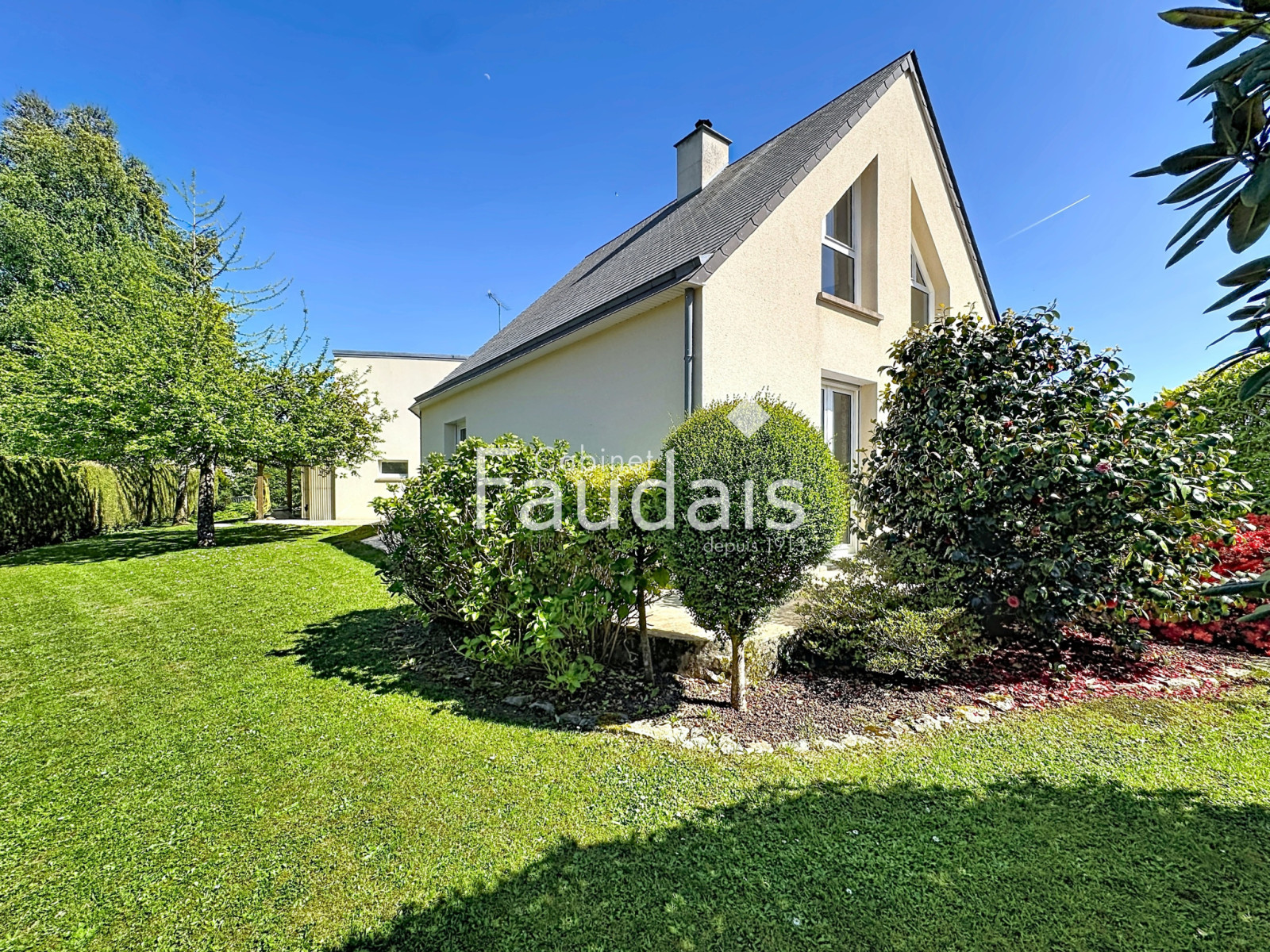 
                                                Vente
                                                 La BARRE de SEMILLY Maison avec vie de plain pied et jardin 