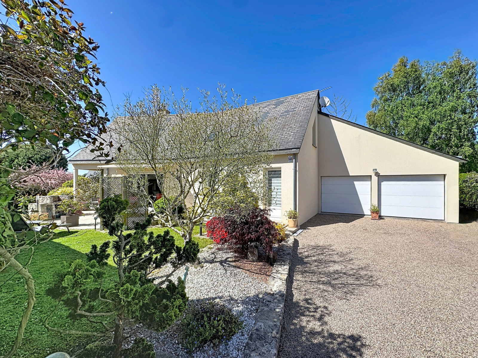 
                                                Vente
                                                 La BARRE de SEMILLY Maison avec vie de plain pied et jardin 
