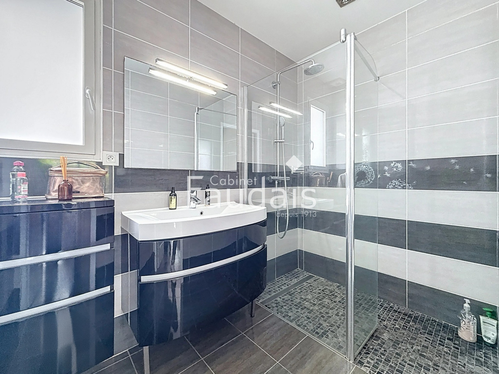 
                                                Vente
                                                 LA BARRE DE SEMILLY Maison contemporaine de 173m2 avec VIE D