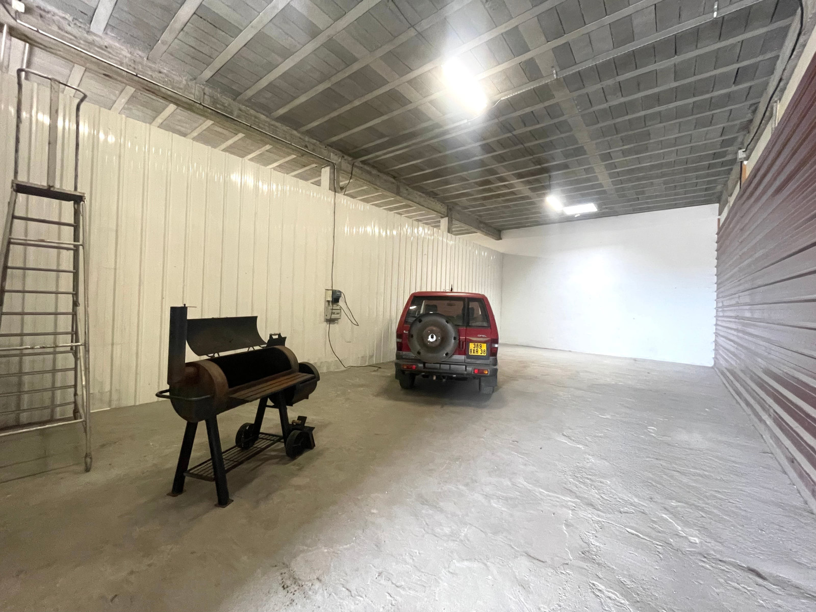 
                                                Vente
                                                 La Gaude, local commercial 800m2 - 4 Box, 8 Bureaux, 6 Sanitaires, 5 mètres de plafond