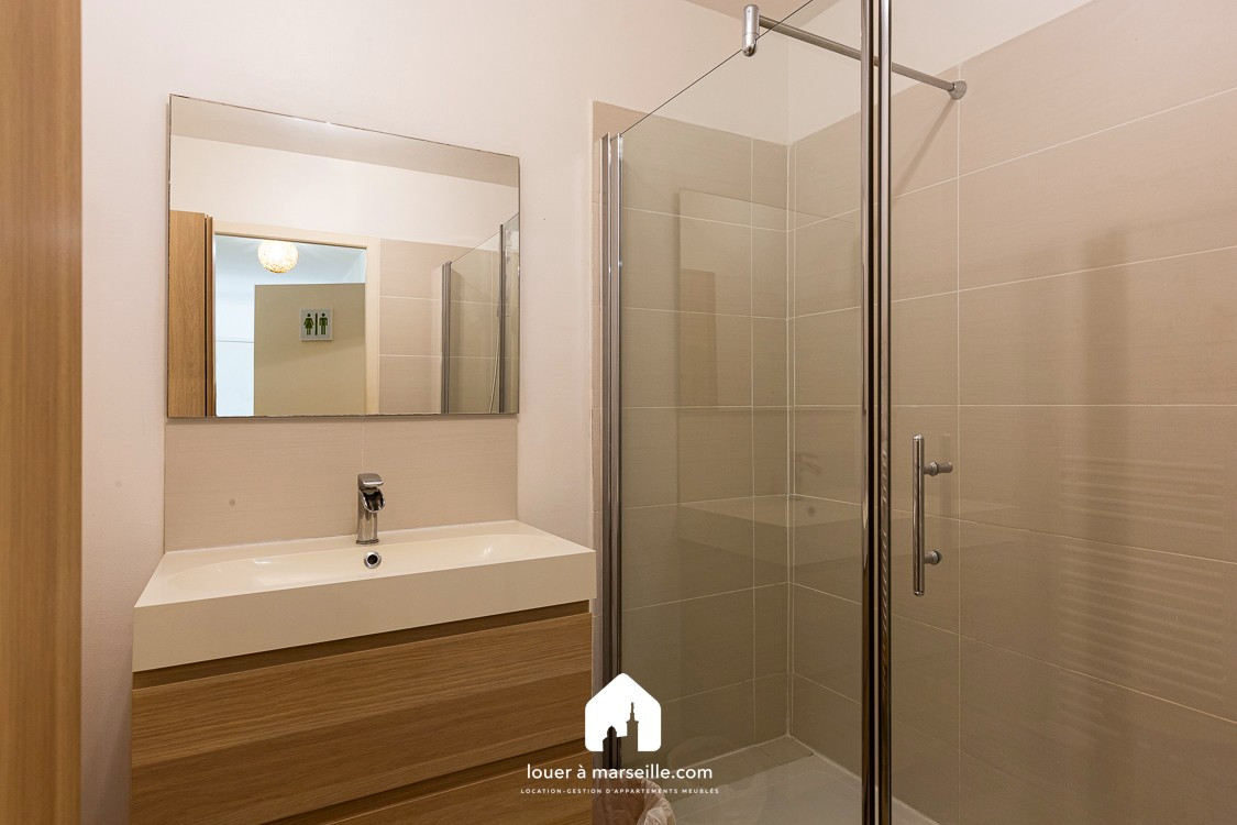 
                                                Location
                                                 La mer calme