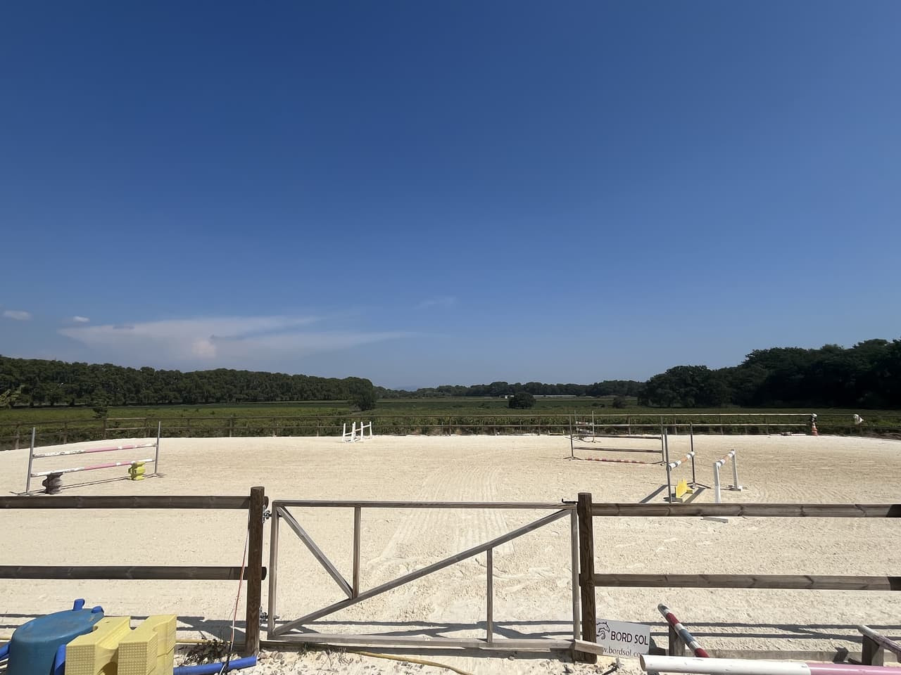 
                                                Vente
                                                 La Motte - Villa 210m2 env. 6 pièce(s) sur terrain plat d'un hectare env. 6 Box à chevaux Piscine Belle vue