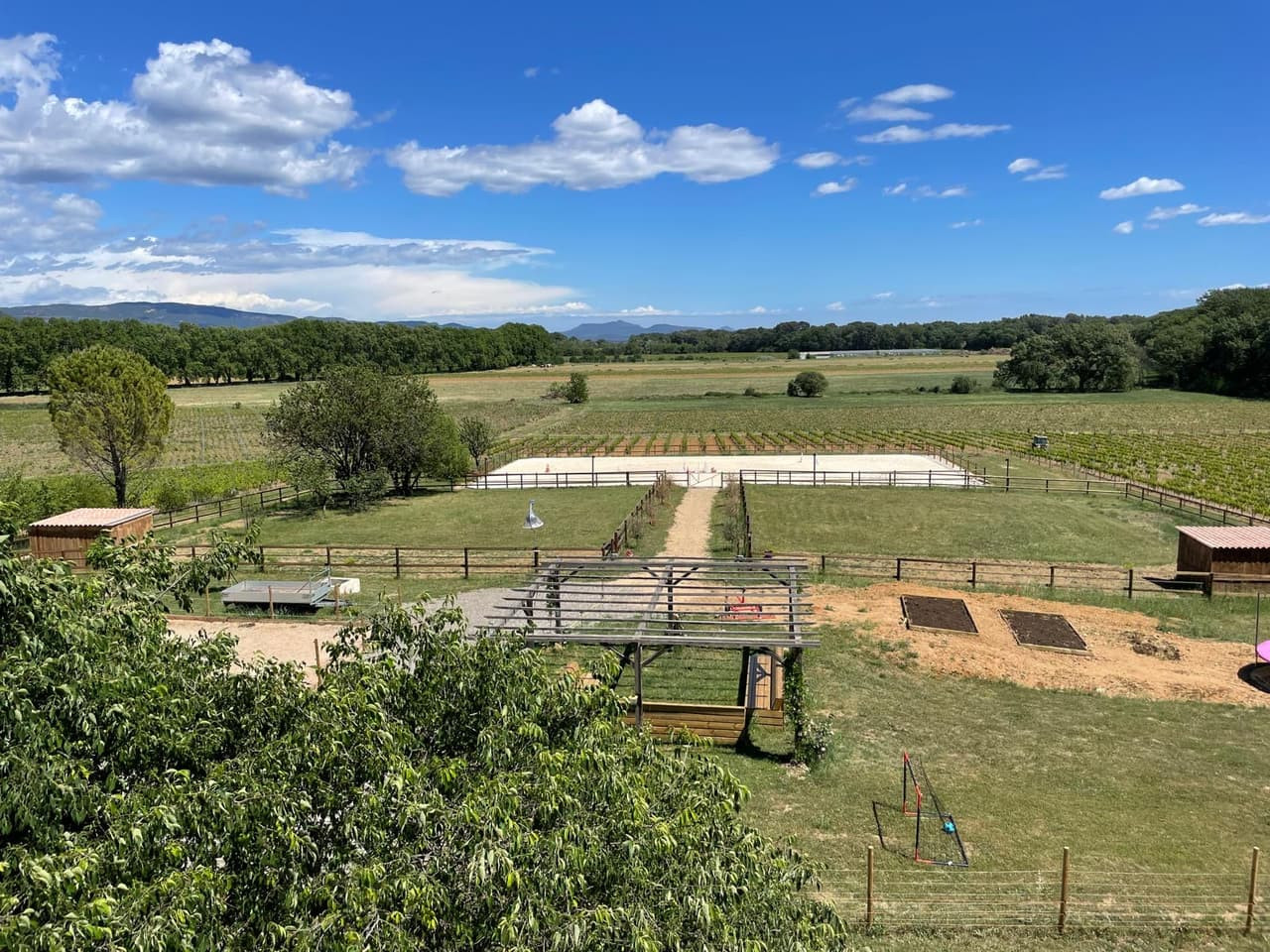 
                                                Vente
                                                 La Motte - Villa 210m2 env. 6 pièce(s) sur terrain plat d'un hectare env. 6 Box à chevaux Piscine Belle vue