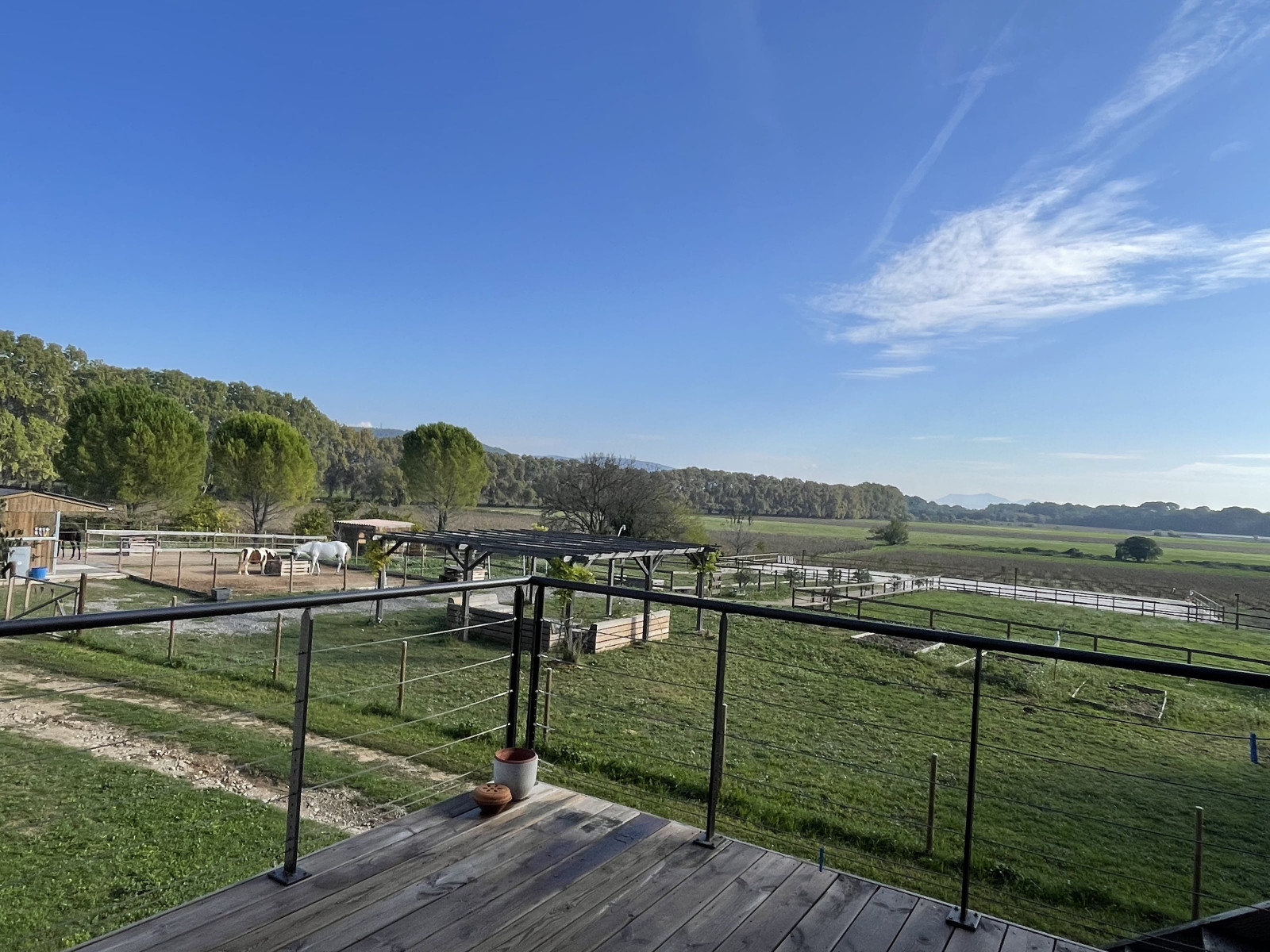 
                                                Vente
                                                 La Motte - Villa 210m2 env. 6 pièce(s) sur terrain plat d'un hectare env. 6 Box à chevaux Piscine Belle vue