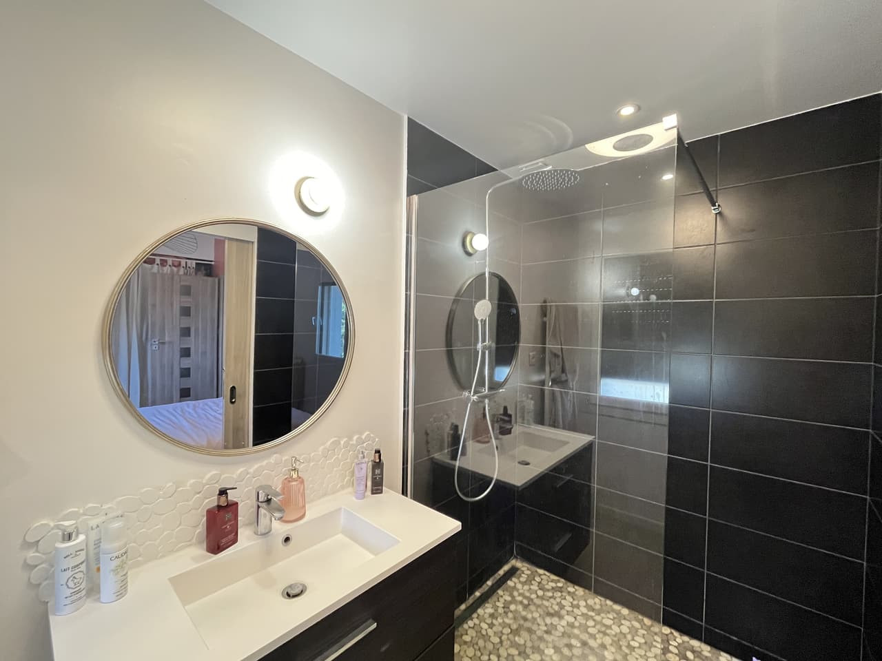 
                                                Vente
                                                 La Motte - Villa 210m2 env. 6 pièce(s) sur terrain plat d'un hectare env. 6 Box à chevaux Piscine Belle vue