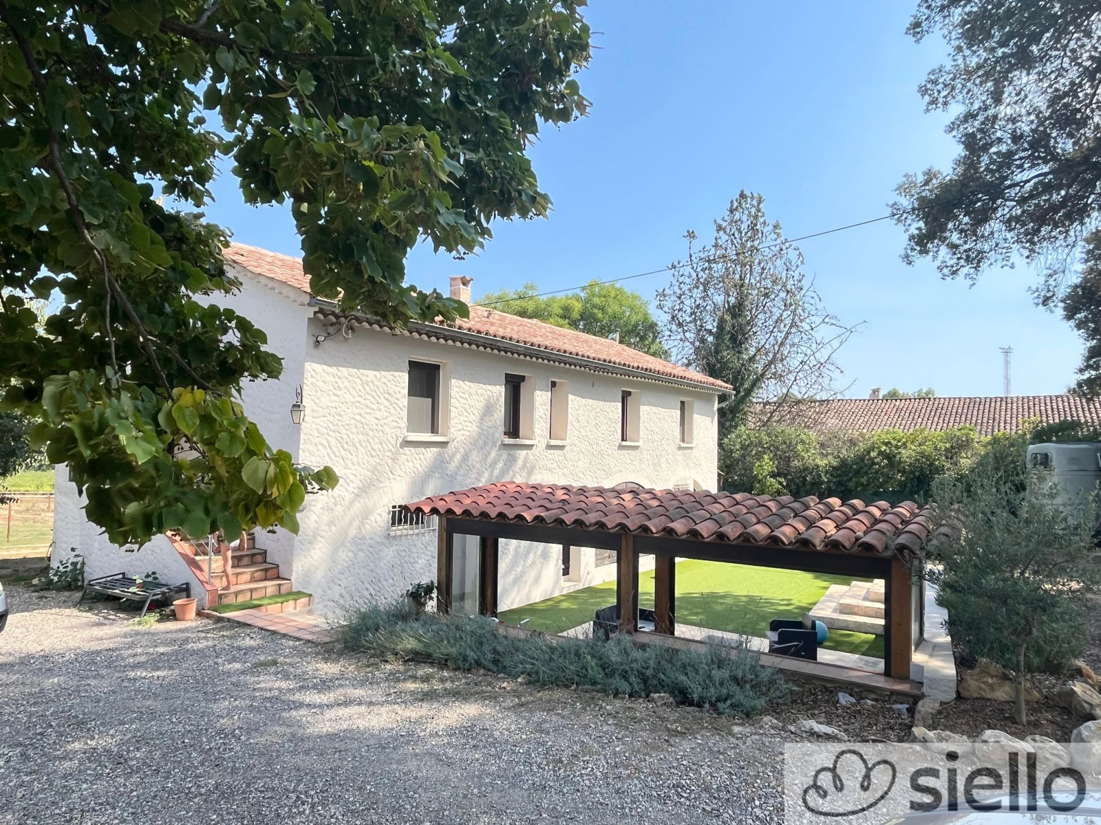 
                                                Vente
                                                 La Motte - Villa 210m2 env. 6 pièce(s) sur terrain plat d'un hectare env. 6 Box à chevaux Piscine Belle vue