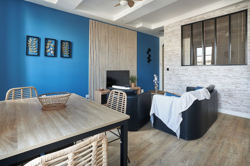 
                                                Location
                                                 La salle de bain est équipée d'une machine à laver