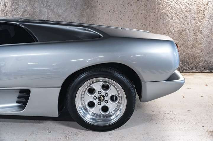 
                                                Voiture
                                                 Lamborghini Diablo VT (4x4) V12 5.7 492