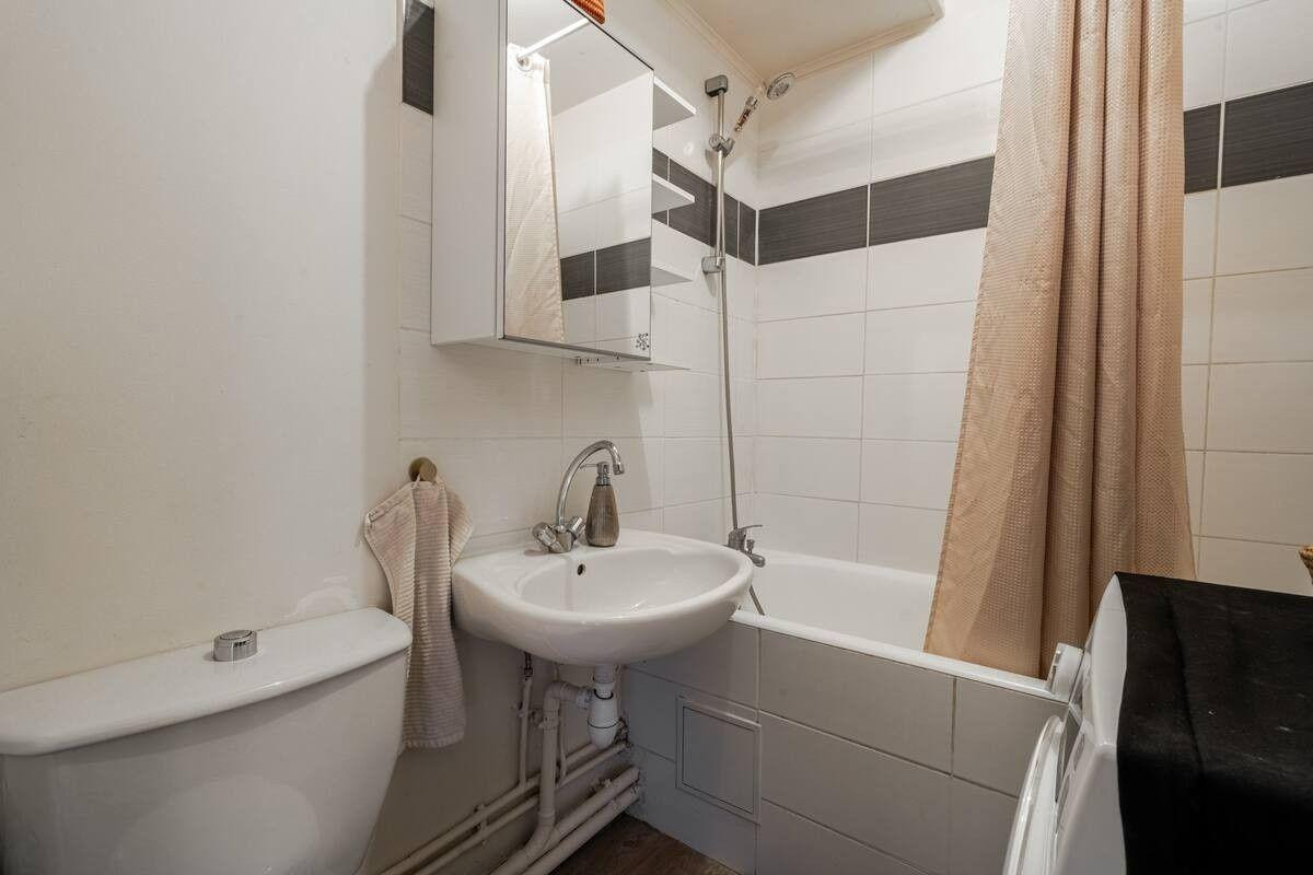 
                                                Location
                                                 Land of Colours || Paris 20