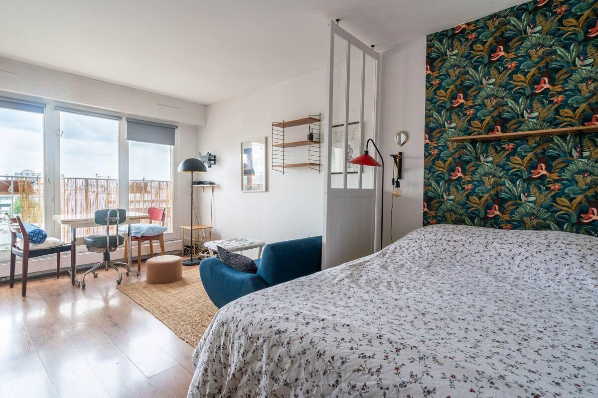 
                                                Location
                                                 Land of Colours || Paris 20