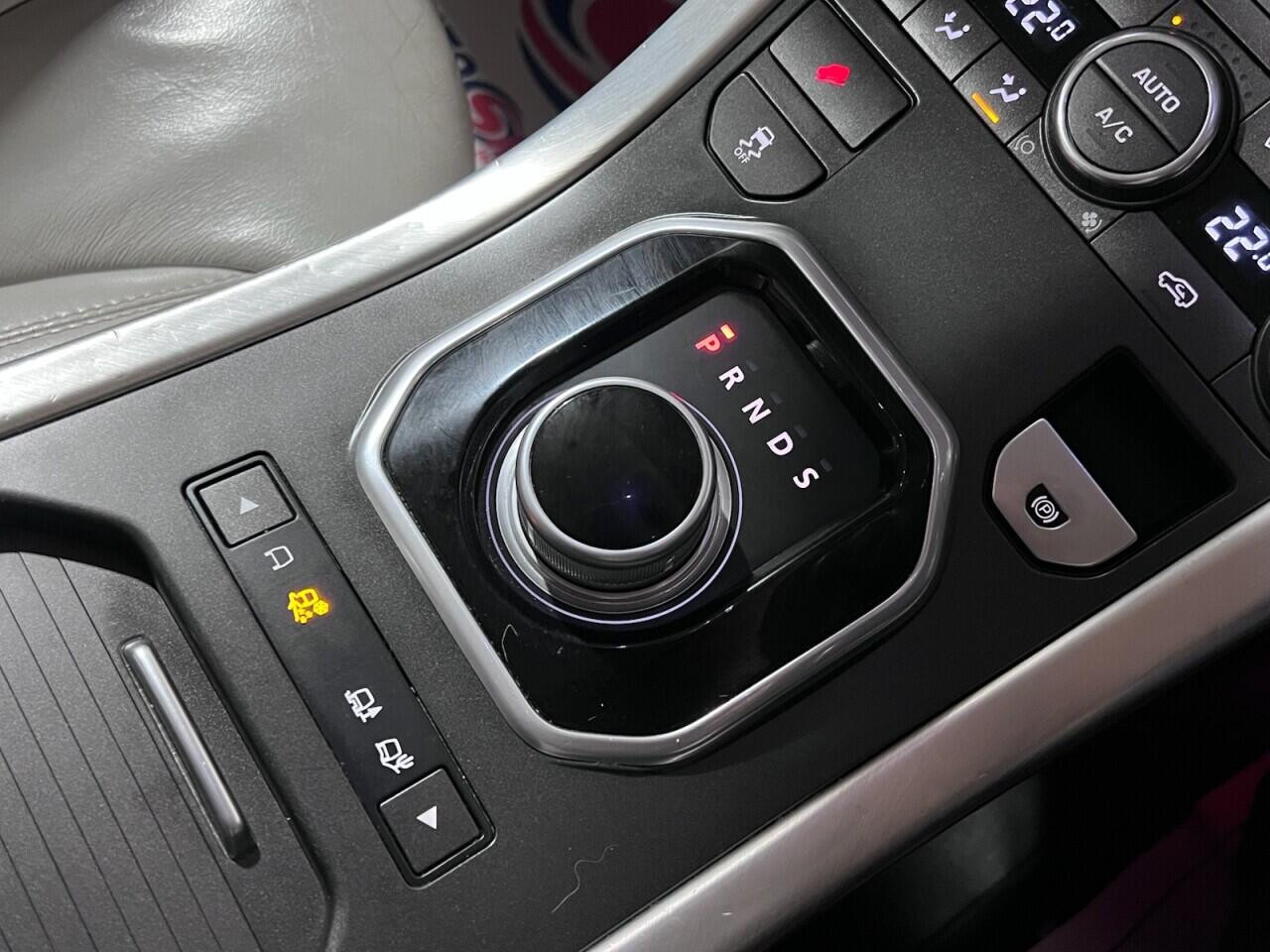 
                                                Voiture
                                                 Land Rover Range Rover Evoque 2.2 SD4 Pure Tech SUV 5dr Diesel Auto 4WD Euro 5 (s/s) (190 ps)