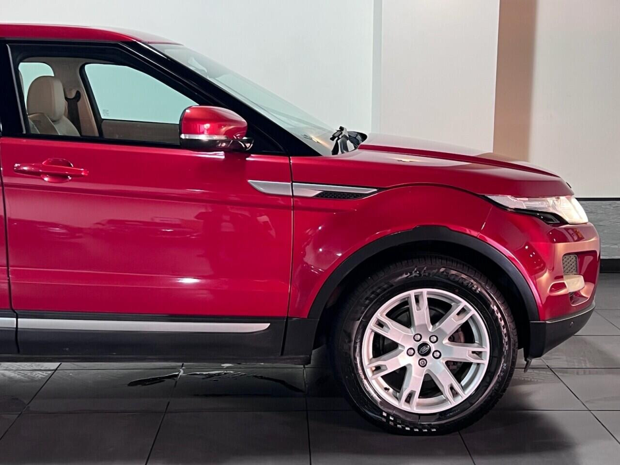 
                                                Voiture
                                                 Land Rover Range Rover Evoque 2.2 SD4 Pure Tech SUV 5dr Diesel Auto 4WD Euro 5 (s/s) (190 ps)