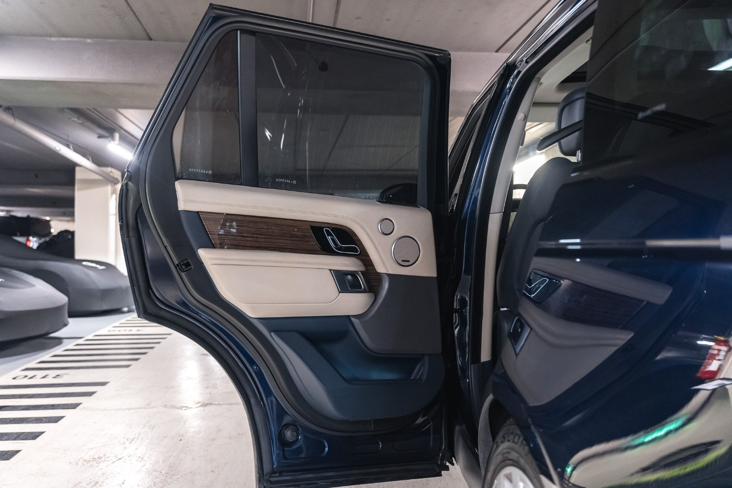 
                                                Voiture
                                                 Land Rover Range Rover (IV.II) P400E