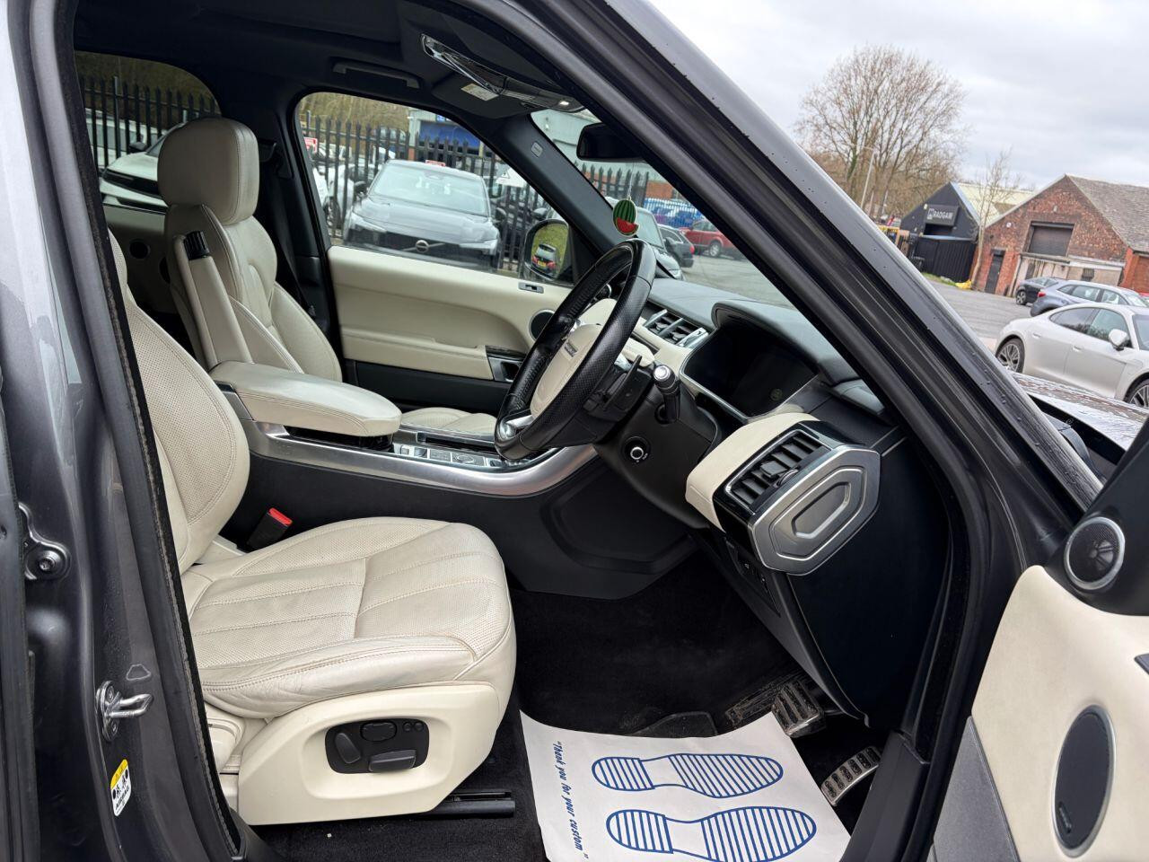 
                                                Voiture
                                                 Land Rover Range Rover Sport 3.0 SD V6 HSE SUV 5dr Diesel Auto 4WD Euro 5 (s/s) (292 ps) MOT 9/26 FSH ULEZ 112K ONLY